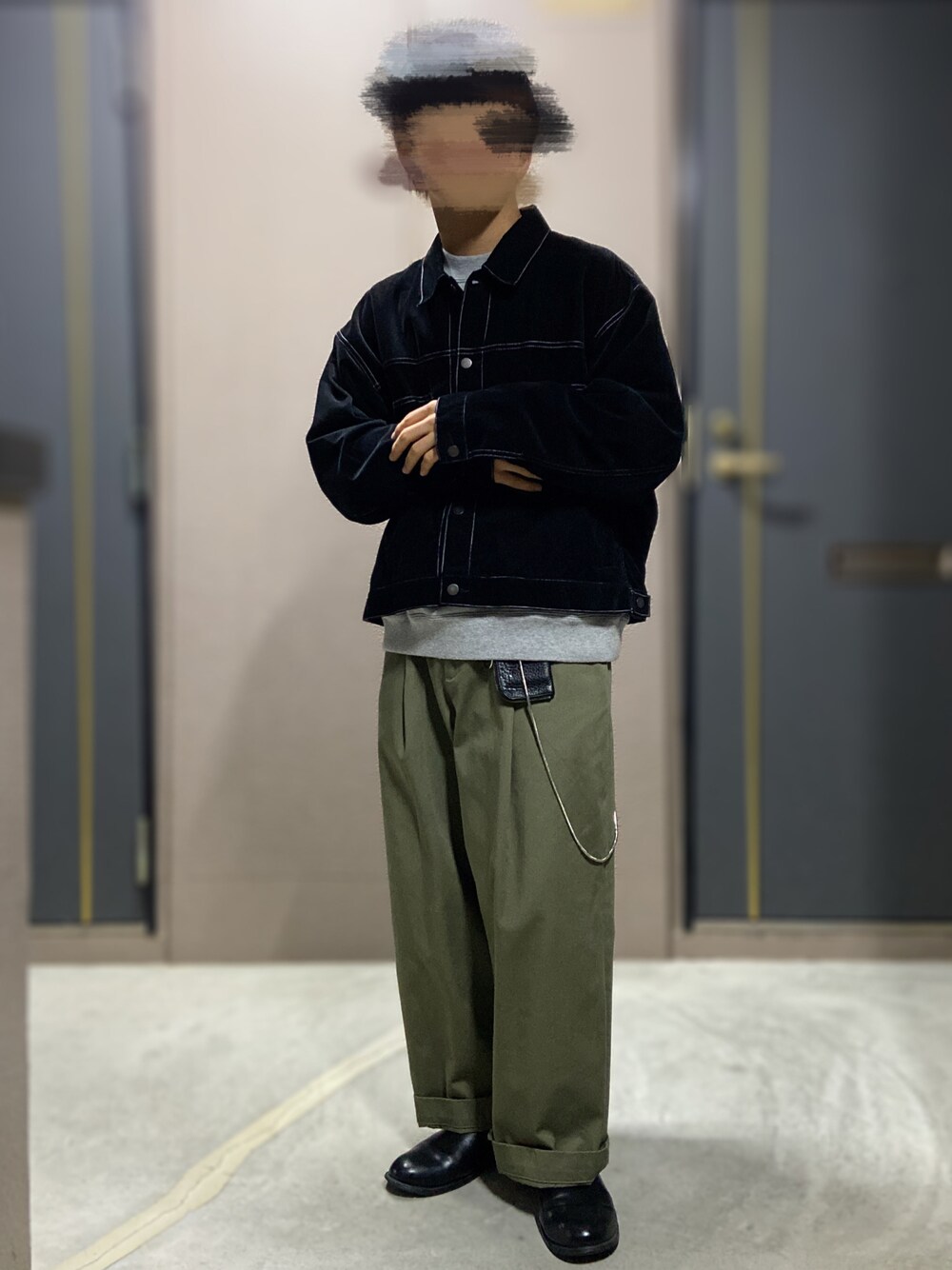 「PUBLIC TOKYO、MONKEY TIME、Traditional Weatherwear、traditionalweatherwear、HIDAKA、革靴、低身長男子、モノトーン、オリーブ、短丈、グレースウェット、ウォレットチェーン、ブラック×カーキ、カーキ」｜「Traditional WeatherwearのUNIONSLACK 101（その他パンツ、グリーン系）」を使った、おます@低身長(159cm)さん（メンズ・159cm）の秋コーディネートの1枚目の写真