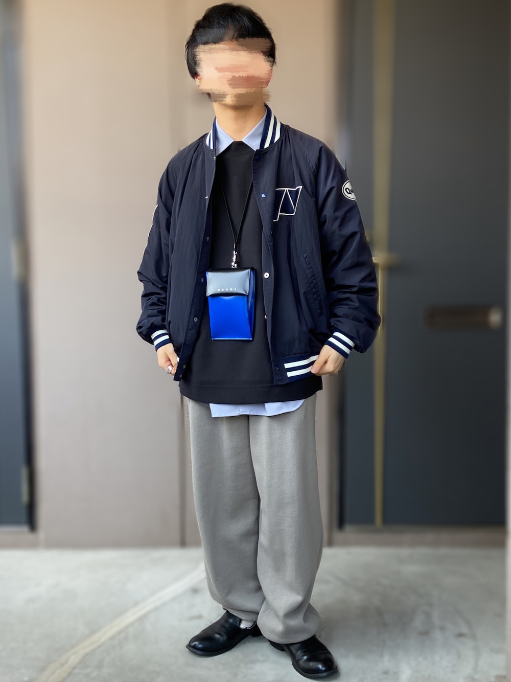 「PUBLIC TOKYO、MARNI、FREAK’Ｓ STORE、UNITED ARROWS & SONS、DaisukeObana、dress、革靴、低身長男子、ネックポーチ、シャツ、スタジャン、スウェット、スウェットパンツ」｜「FREAK'S STOREのWEB限定 ワイドシルエット スウェットパンツ/セットアップ対応（スウェットパンツ、グレー系）」を使った、おます@低身長(159cm)さん（メンズ・159cm）の春コーディネートの1枚目の写真