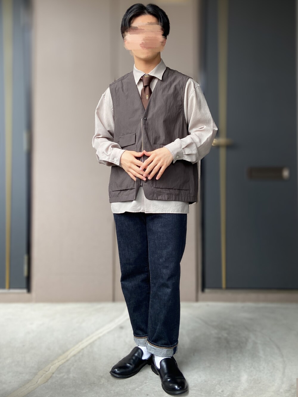 「ZOZOTOWN、UNITED TOKYO、URBAN RESEARCH DOORS、STILL BY HAND、ベスト×シャツ、ネクタイ、革靴、ストレートデニム、ブラウンコーデ、低身長男子、ネクタイコーデ、休日コーデ、お洒落さんとつながりたい」｜「ZOZOのストレートデニムパンツ［MEN］（デニムパンツ、ブルー系）」を使った、おます@低身長(159cm)さん（メンズ・159cm）の春コーディネートの1枚目の写真