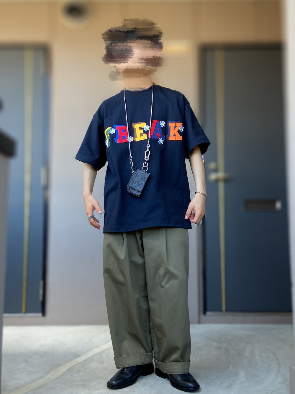 「FREAK’Ｓ STORE、Traditional Weatherwear、ISHMM、HIDAKA、ビッグT、ウォレットチェーン、革靴、ジップシューズ、ネイビー、カーキパンツ、カーキ×黒、バングル、低身長男子」｜「Traditional WeatherwearのUNIONSLACK 101（その他パンツ、グリーン系）」を使った、おます@低身長(159cm)さん（メンズ・159cm）の夏コーディネートの1枚目の写真