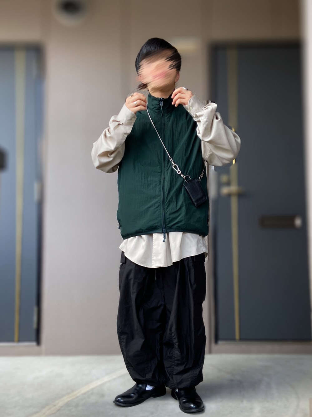 「DAIWAPIER39、NEEDLES、ヒザデルパンツ、革靴、PUBLIC TOKYO、ベスト、ベスト×シャツ、春夏コーデ、abundantism、グリーンコーデ、ミリタリーパンツ、カーゴパンツ、ブラックコーデ、HIDAKA、リング」｜「HAREのMADE IN JAPANレザースリッポン(HARE)（スリッポン、ブラック系）」を使った、おます@低身長(159cm)さん（メンズ・159cm）の春コーディネートの1枚目の写真