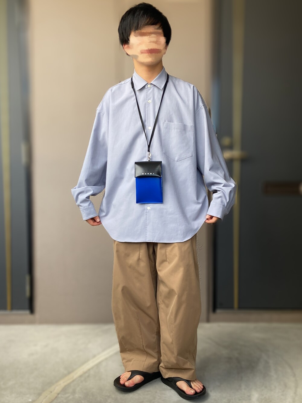 「PUBLIC TOKYO、oofos、MARNI、チノパン、ビッグシャツ、リカバリーサンダル、低身長男子、ネックポーチ、マルニ、青シャツ、ブルー×ベージュ、ワイドパンツ」｜「PUBLIC TOKYOのコンフォートリラックスシャツ（シャツ/ブラウス、ブルー系）」を使った、おます@低身長(159cm)さん（メンズ・159cm）の夏コーディネートの1枚目の写真