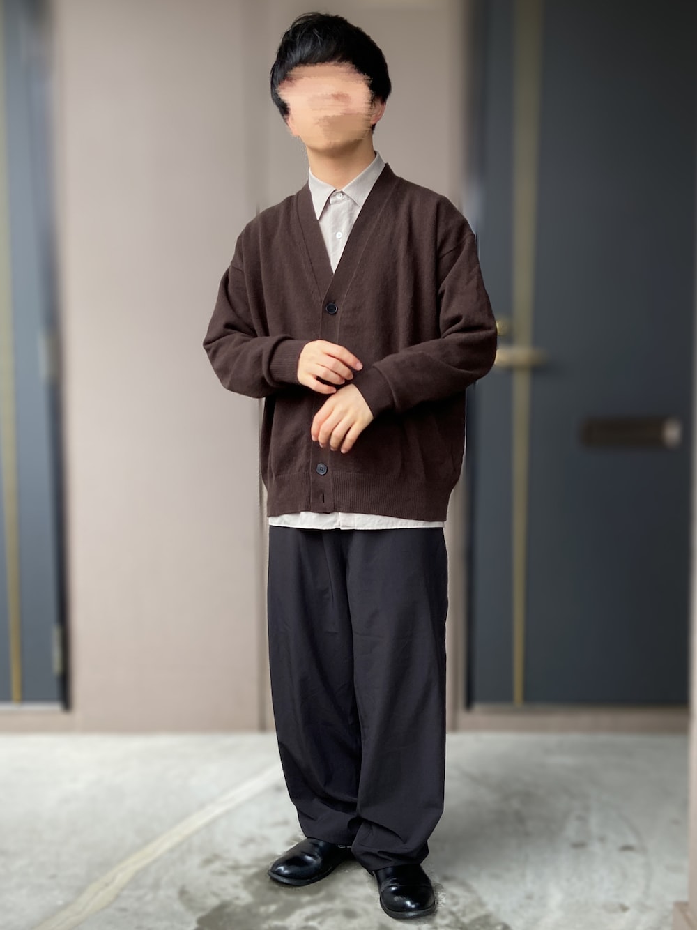 「morris&sons、UNITED TOKYO、dulcamara、革靴、カーディガン、シャツスタイル、低身長男子、ブラウン、スラックス」｜「Dulcamaraの2021春夏　よそいきセンタープレスイージーPT -YOSOIKI-（スラックス、ブルー系）」を使った、おます@低身長(159cm)さん（メンズ・159cm）の春コーディネートの1枚目の写真
