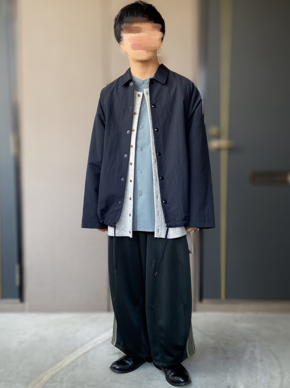 「LAD MUSICIAN、A+TOKYO、VOAAOV、NEEDLES、needles トラックパンツ、革靴、コーチジャケット、バンドカラーシャツ、クルーネックカーディガン、カーディガン、ネイビー×ホワイト、トラックパンツ、ワイドシルエット、低身長男子」｜「Needlesのneedles ヒザデルトラックパンツ（パンツ、グリーン系）」を使った、おます@低身長(159cm)さん（メンズ・159cm）の冬コーディネートの1枚目の写真