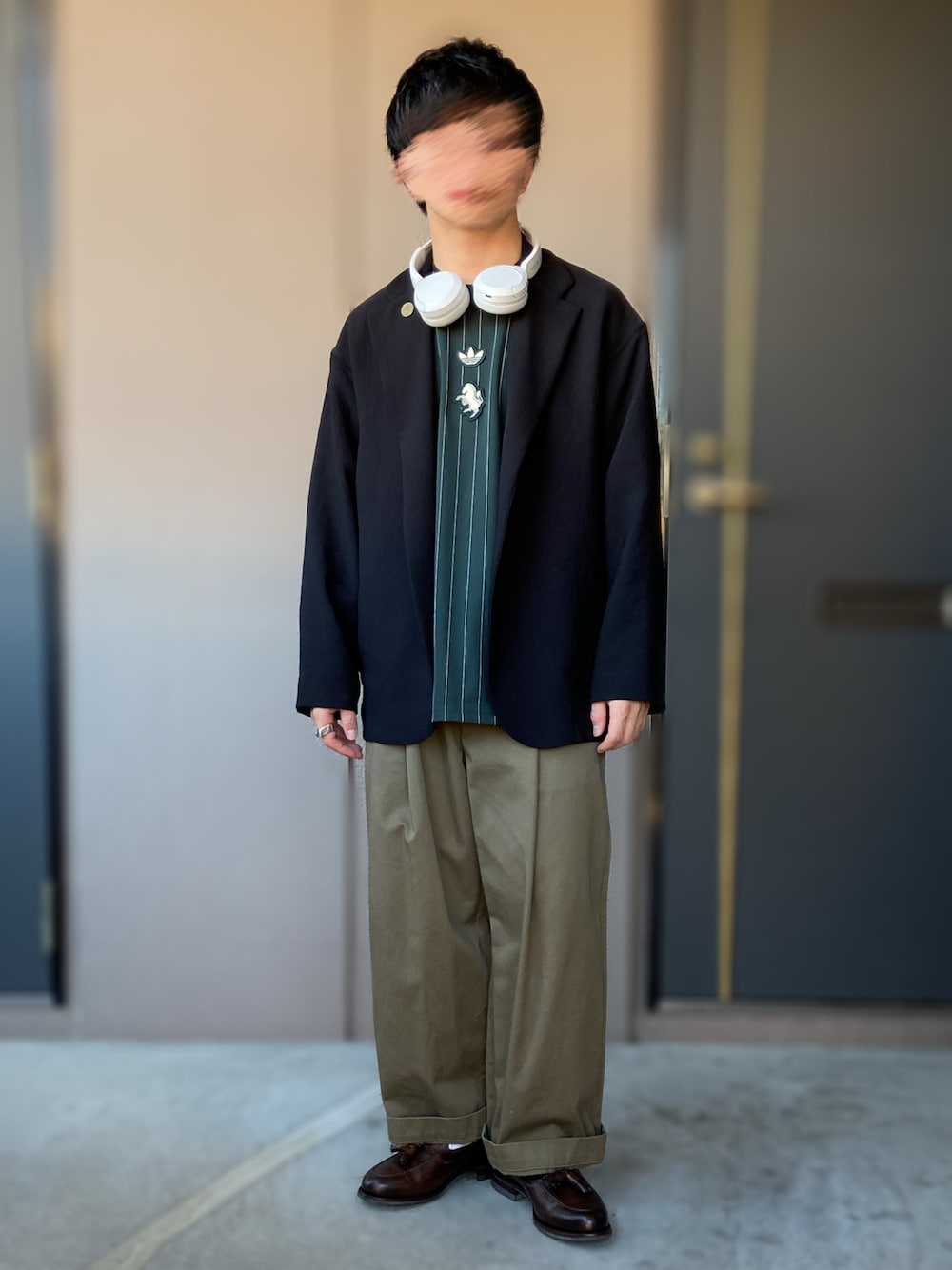 グリーン系のTシャツ/カットソー、ブラウン系のローファー、ブラック系のその他アウターを着用したメンズの秋コーディネートの1枚目の写真