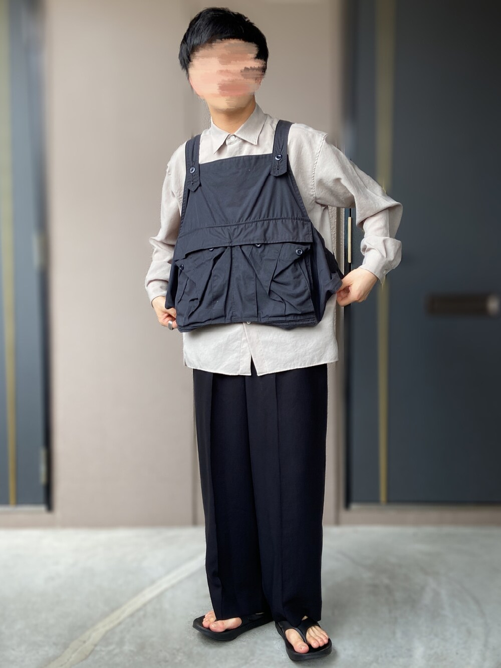 「UNITED TOKYO、BROWN by 2-tacs、UNITED ARROWS & SONS、oofos、低身長男子、シャツ、ベスト、seed it、ベスト×シャツ、リカバリーサンダル」｜「OOFOSのOOFOS/ウーフォス Ooriginal/ウーオリジナル（サンダル、ブラック系）」を使った、おます@低身長(159cm)さん（メンズ・159cm）の夏コーディネートの1枚目の写真