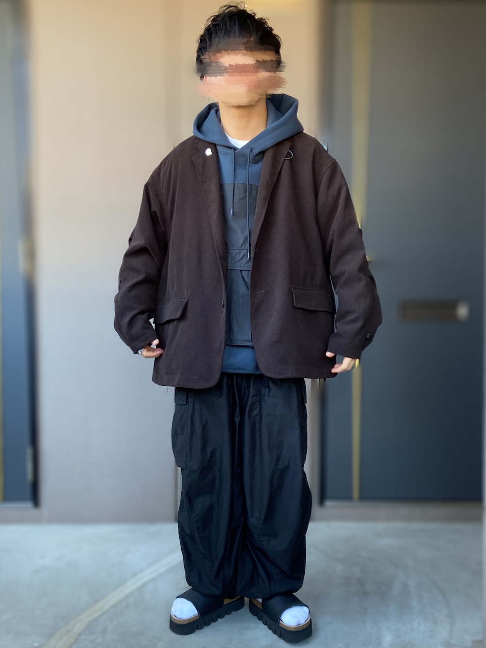 「DAIWAPIER39、BROWN by 2-tacs、seed it、NEEDLES、ヒザデルパンツ、Hender Scheme、かまぼこサンダル、UNIQLO、UNIQLO U、パーカー、低身長男子、ベスト×パーカー、オーバーサイズジャケット、冬を彩る色いろコーデ、低身長コーデ」｜「Hender Schemeのcaterpillar（その他シューズ、ブラック系）」を使った、おます@低身長(159cm)さん（メンズ・159cm）の冬コーディネートの1枚目の写真