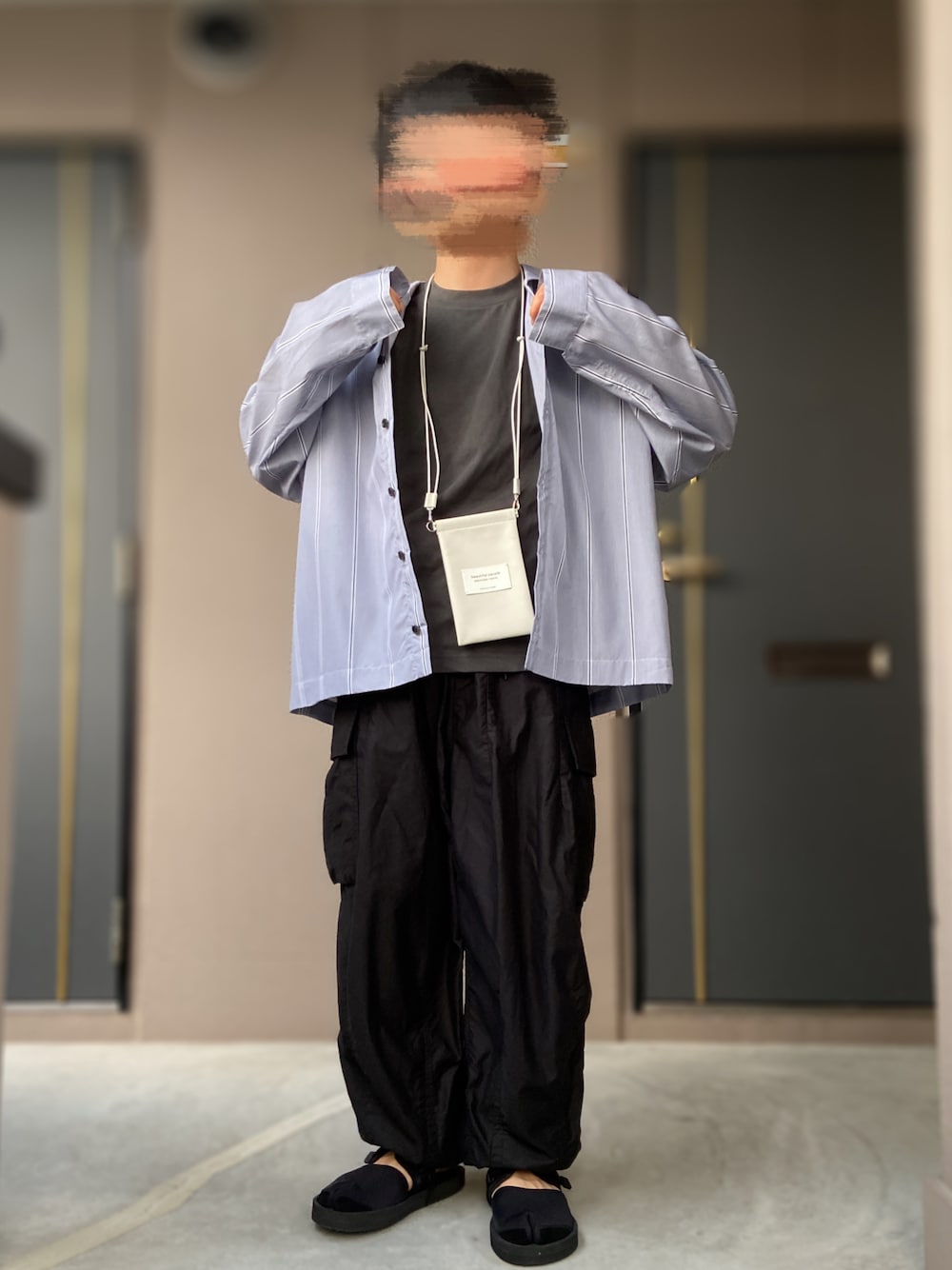 「suicoke、VOAAOV、UNIQLO U、UNIQLO、ユニクロ、beautiful people、ユニクロU、NEEDLES、needles、ヒザデルパンツ、シャツジャケット、ストライプシャツ、ネックポーチ、カーゴパンツ、BDUパンツ」｜「suicokeのsuicoke nepenthes Split to Sandal US7(25cm)（サンダル、ブラック系）」を使った、おます@低身長(159cm)さん（メンズ・159cm）の夏コーディネートの1枚目の写真