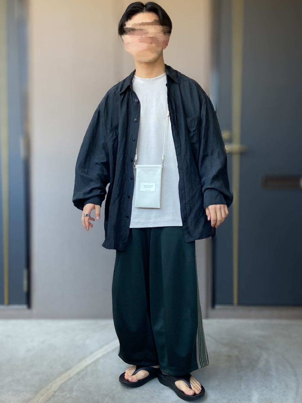 「NEEDLES、needles トラックパンツ、OOFOS、oofos、古着MIX、シルクシャツ、UNIQLO U、UNIQLO、beautiful people、bp、ネックポーチ、低身長男子、羽織り、シャツ羽織り、リカバリーサンダル」｜「UNIQLOのエアリズムコットンオーバーサイズTシャツ（5分袖）（Tシャツ/カットソー、ホワイト系）」を使った、おます@低身長(159cm)さん（メンズ・159cm）の夏コーディネートの1枚目の写真