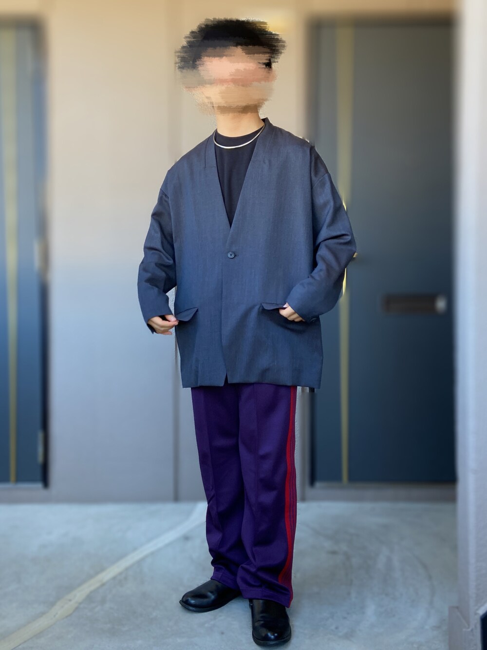 「dulcamara、NEEDLES、needles トラックパンツ、UNIQLO U、UNIQLO、革靴、トラックパンツ、低身長男子、オーバーサイズ、ノーカラージャケット、パープル×黒、チョーカー、休日スタイル」｜「NeedlesのTrack Pant-Poly Smooth（その他パンツ、パープル系）」を使った、おます@低身長(159cm)さん（メンズ・159cm）の秋コーディネートの1枚目の写真