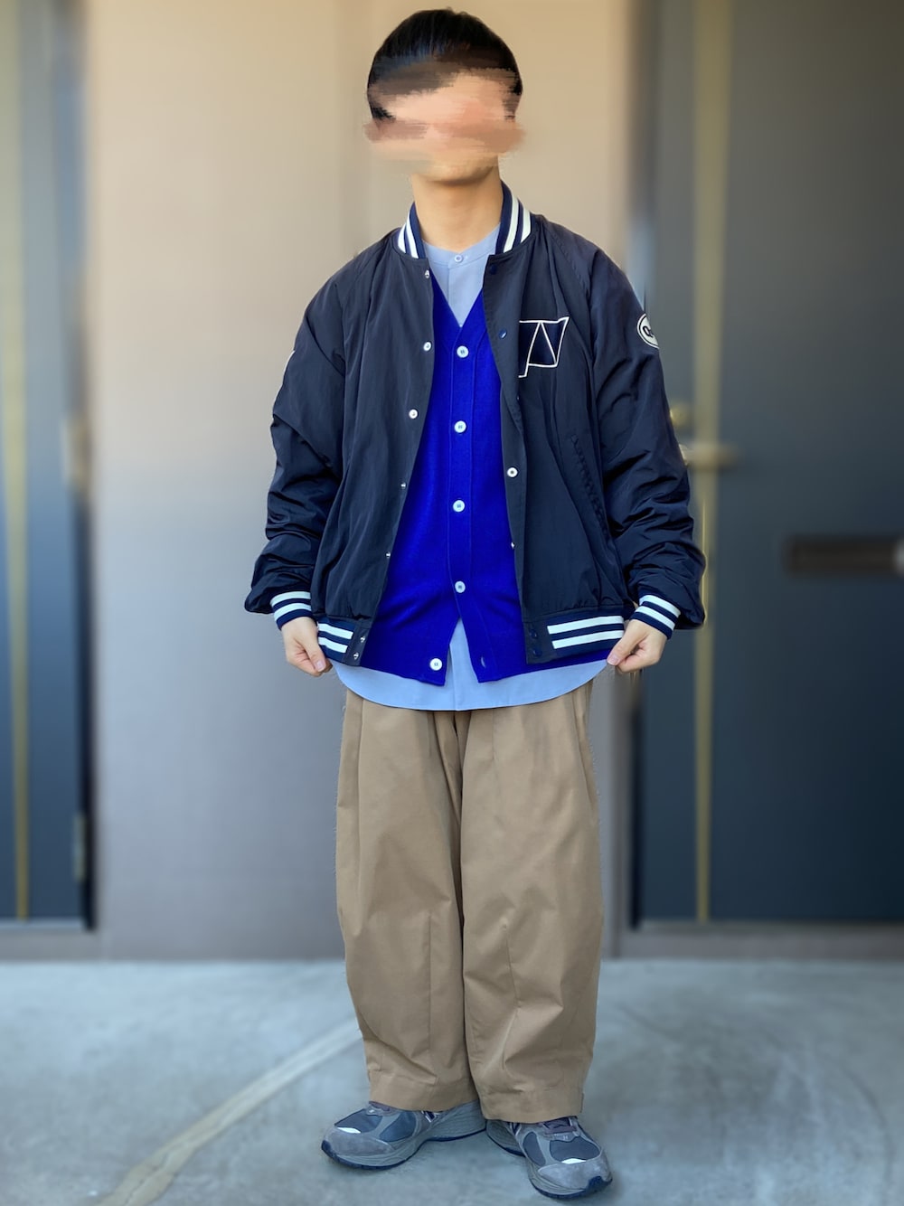 ブルー系のカーディガン/ボレロ、ブルー系のスタジャン、ブルー系のシャツ/ブラウスを着用したメンズの冬コーディネートの1枚目の写真