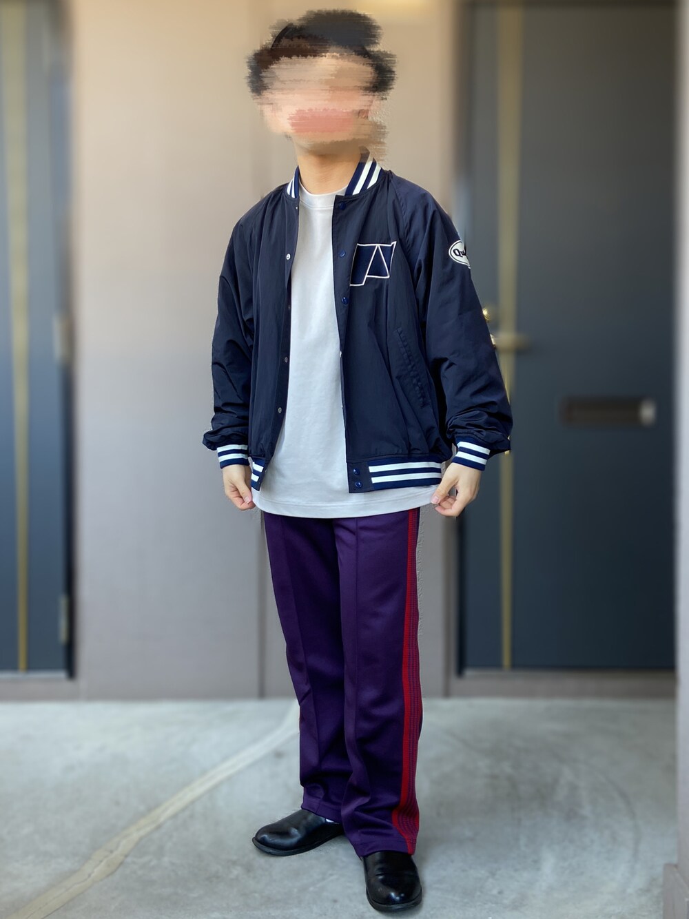 「Puras、quigley、dress、NEEDLES、needles トラックパンツ、UNIQLO、UNIQLO U、スタジャン、トラックパンツ、革靴、エアリズムコットンオーバーサイズTシャツ(５分袖)、パープルコーデ、ストリートMIX、低身長男子」｜「NeedlesのTrack Pant-Poly Smooth（その他パンツ、パープル系）」を使った、おます@低身長(159cm)さん（メンズ・159cm）の春コーディネートの1枚目の写真