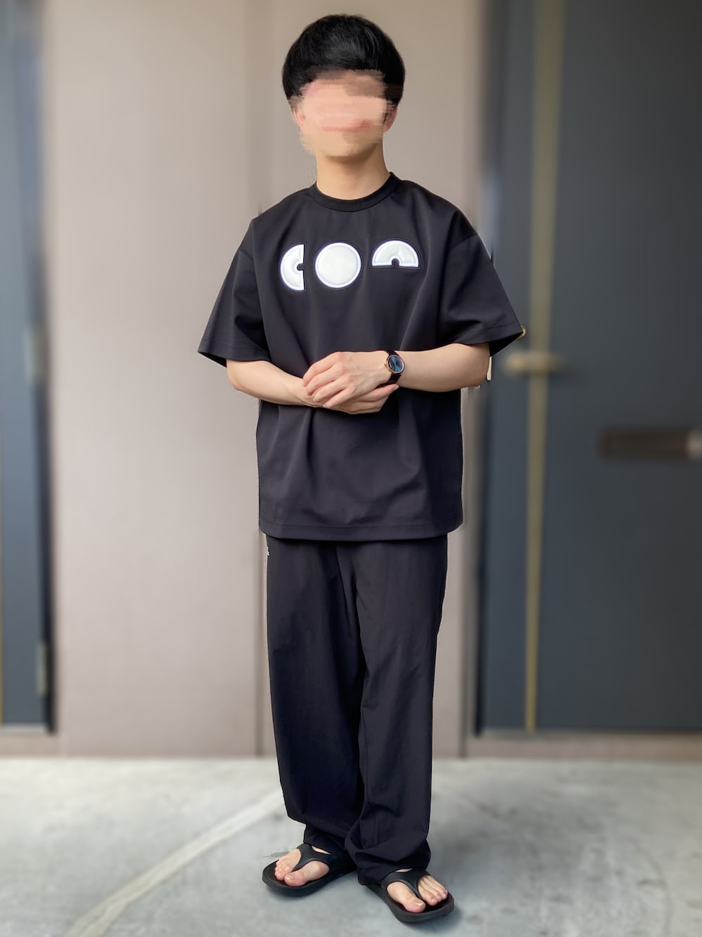 「c.o.l.o.n、FreshService、oofos、BERING、オールブラック、リカバリーサンダル、ナイロンパンツ、低身長男子」｜「FreshServiceのfreshservice  utility packable suit black　M（トップス、ブラック系）」を使った、おます@低身長(159cm)さん（メンズ・159cm）の夏コーディネートの1枚目の写真