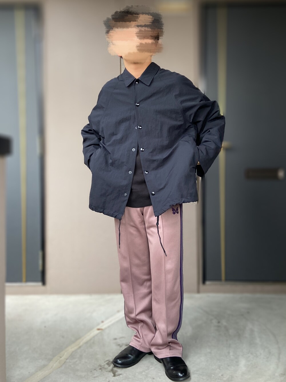 「LAD MUSICIAN、Chi-bee、NEEDLES、needles トラックパンツ、トラックパンツ、革靴、コーチジャケット、ゆるスウェット、UNIQLO、UNIQLO U、低身長男子」｜「NeedlesのTrack Pant-Poly Smooth（その他パンツ、ピンク系）」を使った、おます@低身長(159cm)さん（メンズ・159cm）の冬コーディネートの1枚目の写真