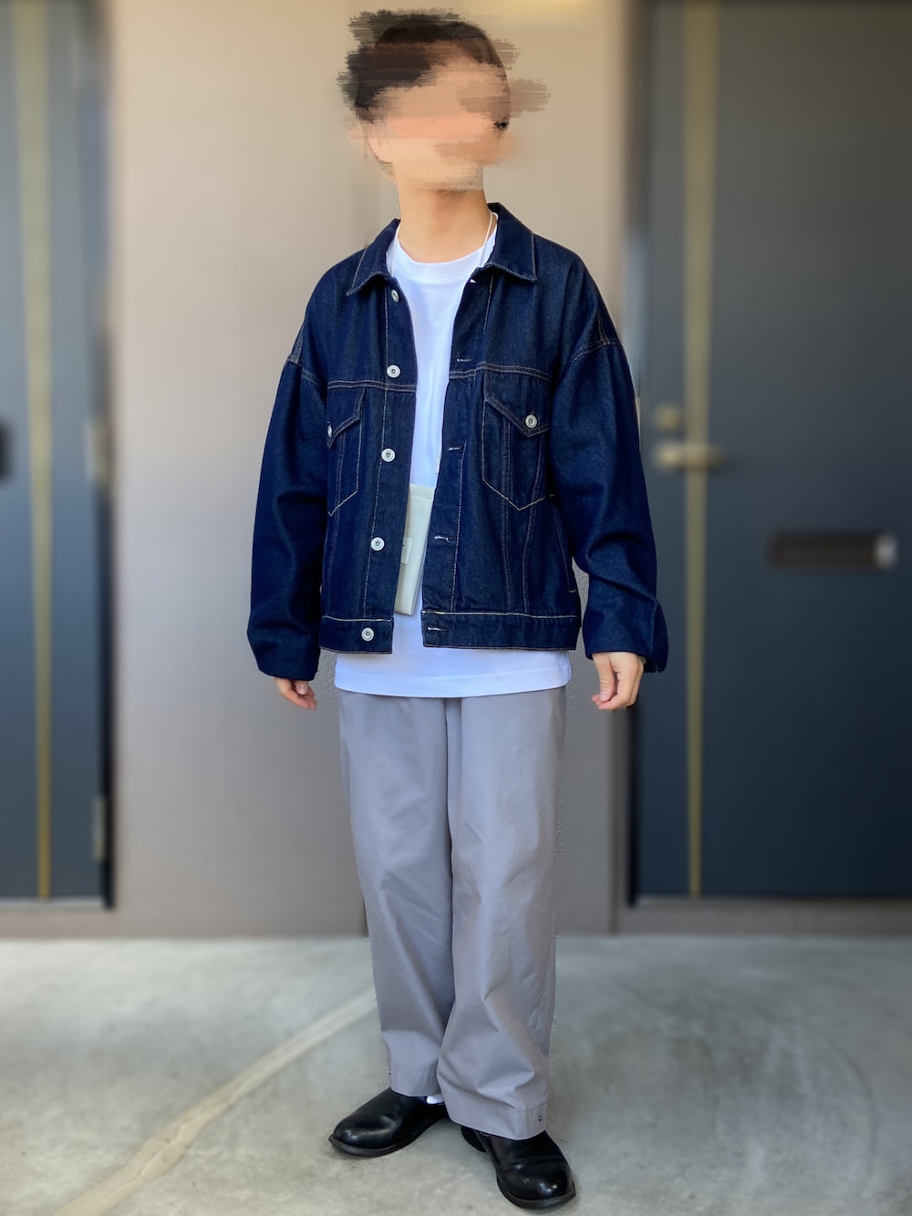 「dulcamara、UNIQLO U、UNIQLO、beautiful people、革靴、FREAK’Ｓ STORE、デニムジャケット、低身長コーデ、低身長男子、ブルーコーデ、休日コーデ」｜「Dulcamaraの2021春夏　チノチノヘムタックPT　-CHINOCHINO-（チノパンツ、グレー系）」を使った、おます@低身長(159cm)さん（メンズ・159cm）の春コーディネートの1枚目の写真