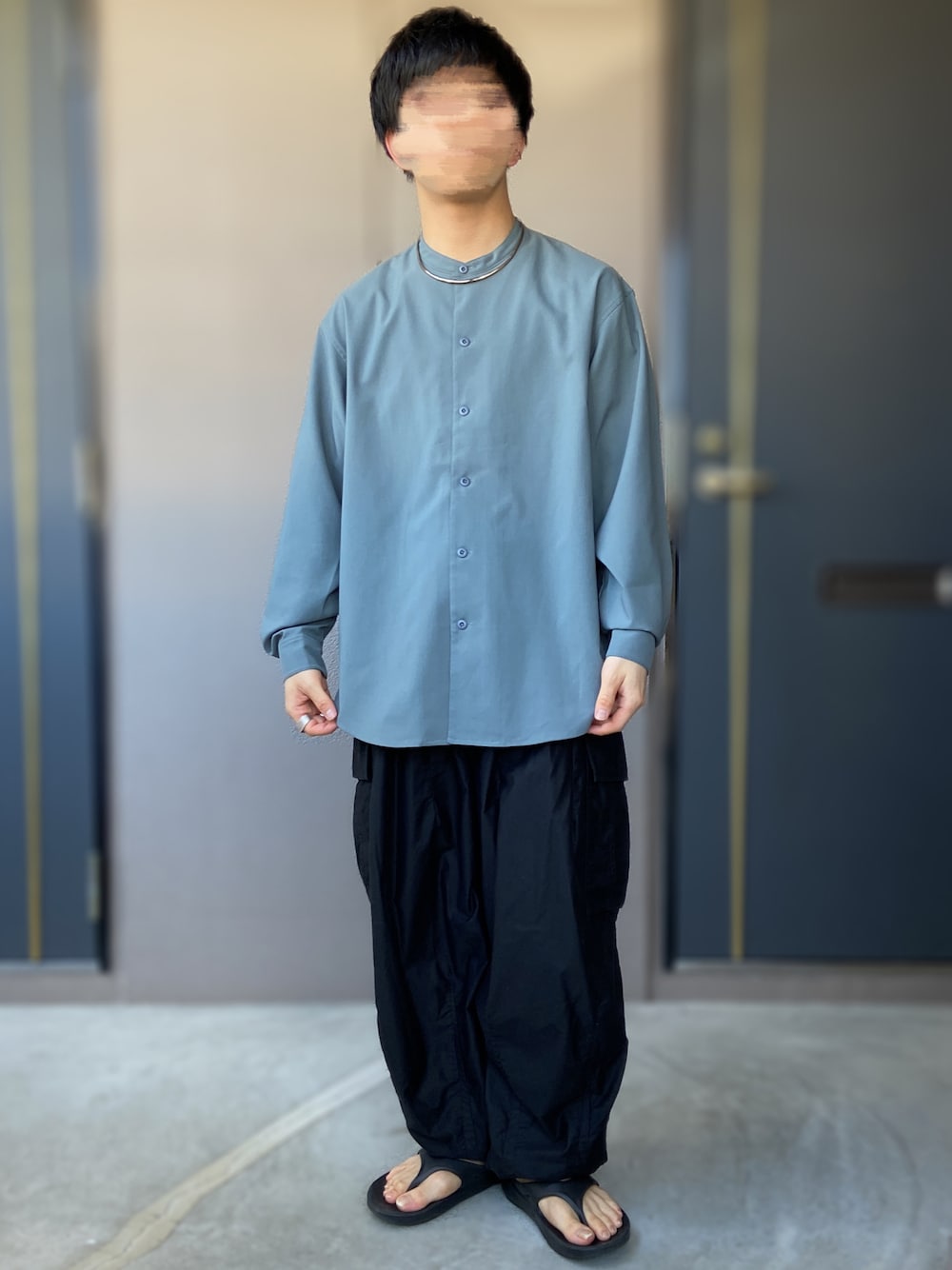 「A+TOKYO、NEEDLES、ヒザデルパンツ、oofos、バンドカラーシャツ、NAVAJO、カーゴパンツ、グリーン、リカバリーサンダル、チョーカー、シンプルコーデ、低身長男子」｜「OOFOSのOOFOS/ウーフォス Ooriginal/ウーオリジナル（サンダル、ブラック系）」を使った、おます@低身長(159cm)さん（メンズ・159cm）の秋コーディネートの1枚目の写真