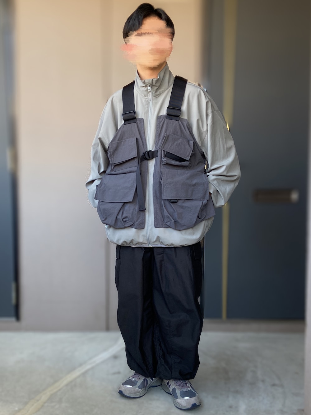 「FreshService、stein、NEEDLES、NEWBALANCE、カーゴパンツ、スタンドカラー、タクティカルベスト、グレーコーデ、低身長男子、ミリタリー」｜「NEW BALANCEの＜New Balance＞ M2002R GTX/スニーカー（スニーカー、グレー系）」を使った、おます@低身長(159cm)さん（メンズ・159cm）の春コーディネートの1枚目の写真
