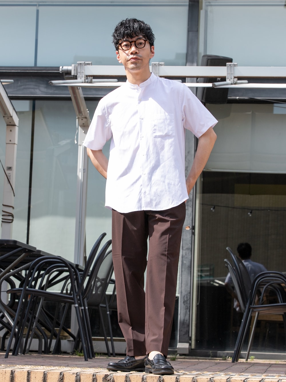 ブラウン系のその他パンツ、ホワイト系のシャツ/ブラウスを着用したメンズの春コーディネートの1枚目の写真