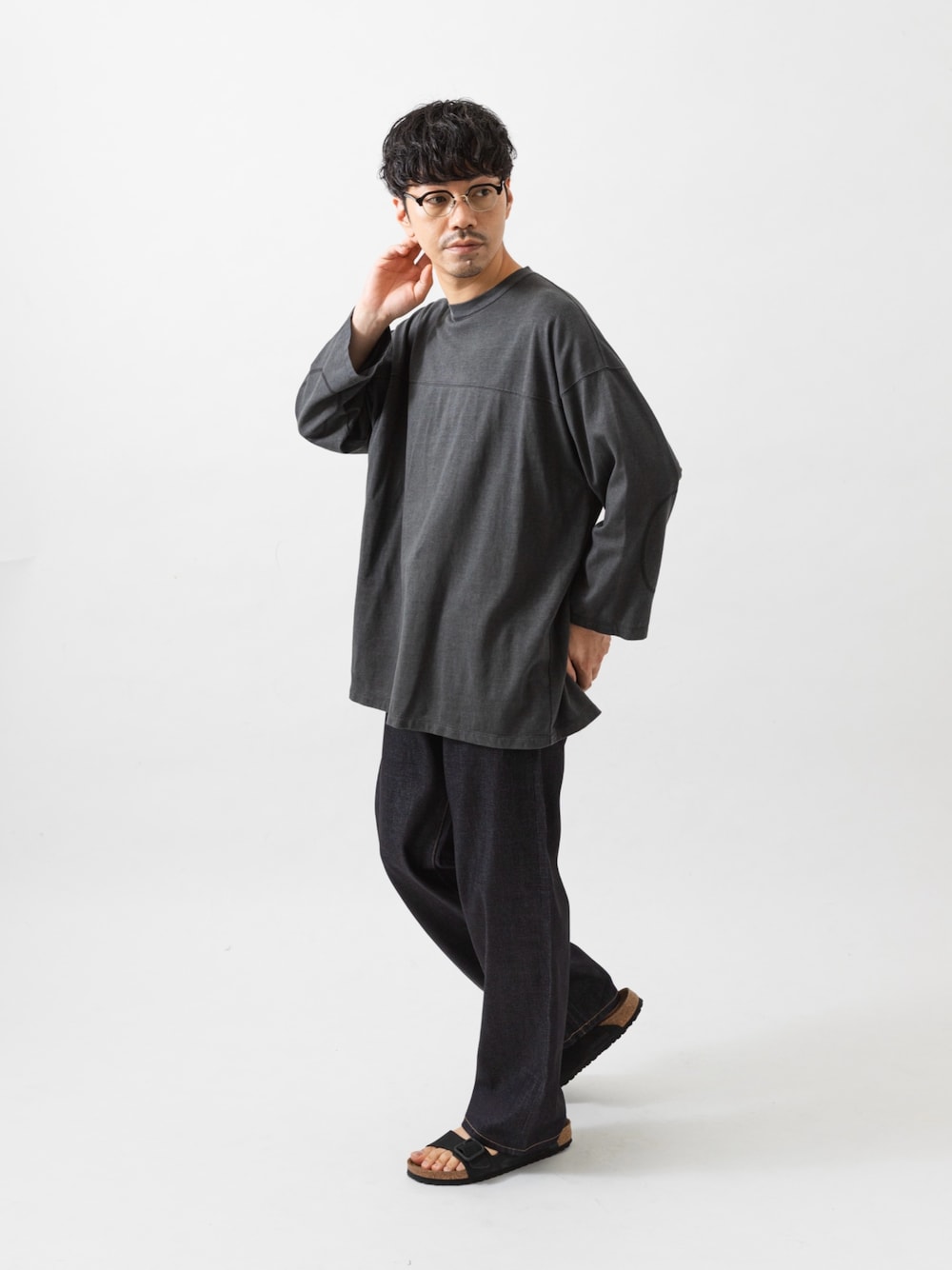 ブラック系のサンダル、ブルー系のデニムパンツ、ブラック系のTシャツ/カットソーを着用したメンズの夏コーディネートの1枚目の写真