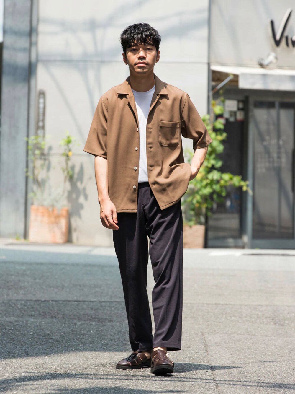 ブラウン系のシャツ/ブラウス、ブルー系のその他パンツ、ホワイト系のTシャツ/カットソーを着用したメンズの夏コーディネートの1枚目の写真