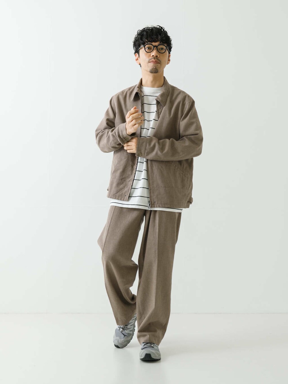 「セットアップ、きれいめカジュアル、春コーデ、30代、メガネ男子、春カラーコーデ、春のジャケットスタイル」｜「URBAN RESEARCHのLINEN PIN HEAD TUCK PANTS（その他パンツ、グレー系）」を使った、horiguchiさん（メンズ・172cm）の春コーディネートの1枚目の写真