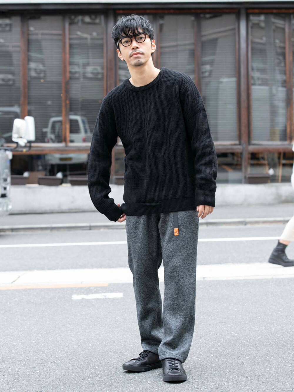 グレー系のその他パンツ、ブラック系のニット/セーターを着用したメンズの冬コーディネートの1枚目の写真