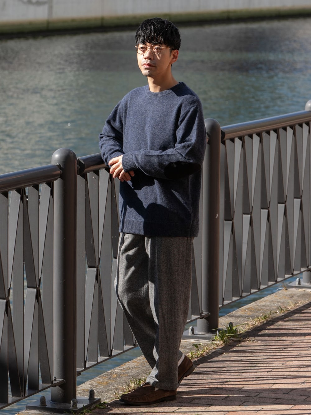 グレー系のその他パンツ、ブルー系のニット/セーターを着用したメンズの冬コーディネートの1枚目の写真