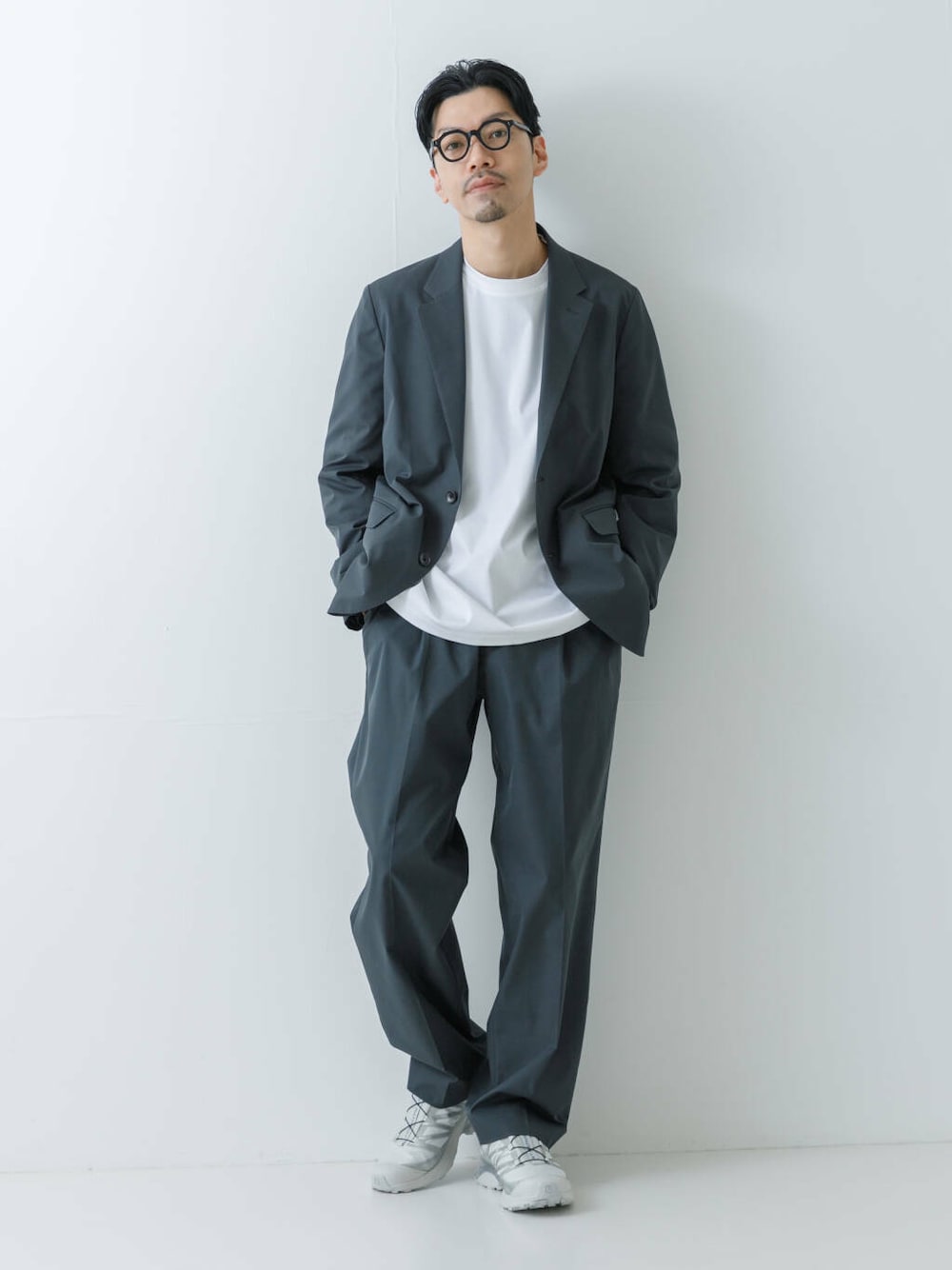 グリーン系のその他パンツ、グリーン系のその他アウター、ホワイト系のスニーカーを着用したメンズの冬コーディネートの1枚目の写真