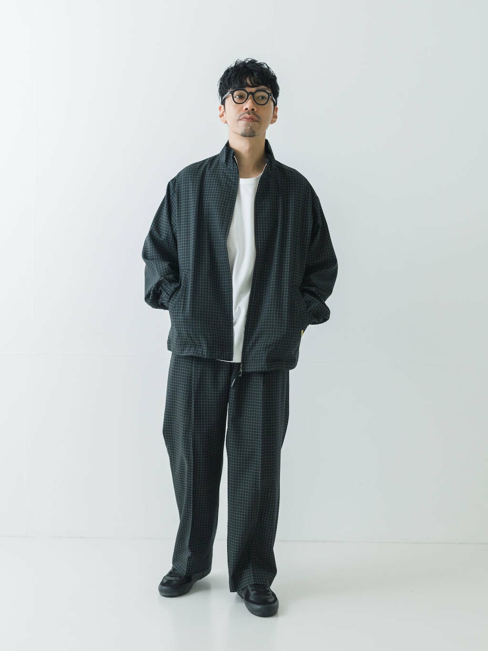 ブラック系のブルゾン、ブラック系のその他パンツを着用したメンズの春コーディネートの1枚目の写真