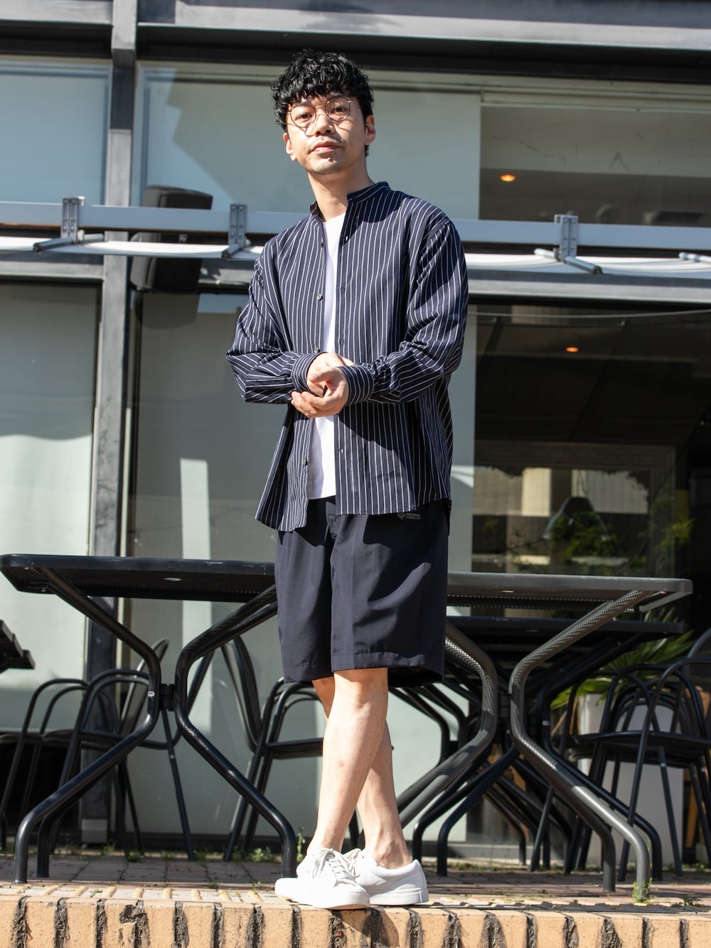ブルー系のその他パンツ、ホワイト系のTシャツ/カットソー、ブルー系のシャツ/ブラウスを着用したメンズの春コーディネートの1枚目の写真