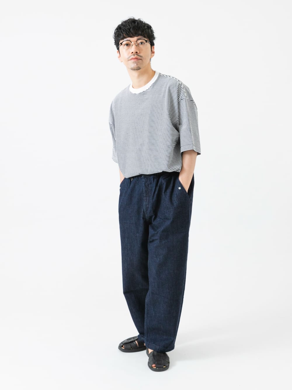 ホワイト系のTシャツ/カットソー、ブルー系のデニムパンツを着用したメンズの夏コーディネートの1枚目の写真