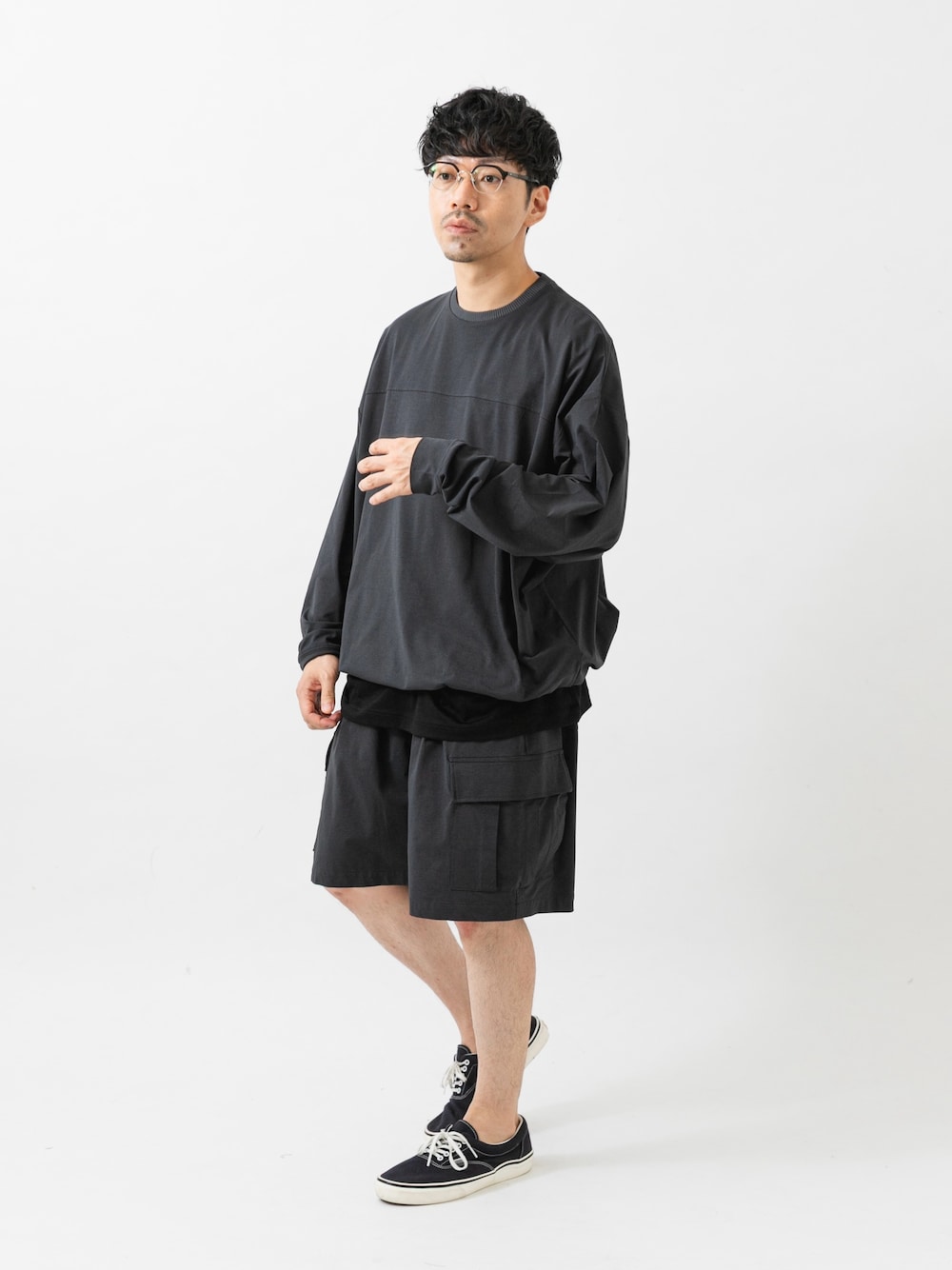 ブラック系のTシャツ/カットソー、グレー系のTシャツ/カットソー、グレー系のその他パンツを着用したメンズの夏コーディネートの1枚目の写真