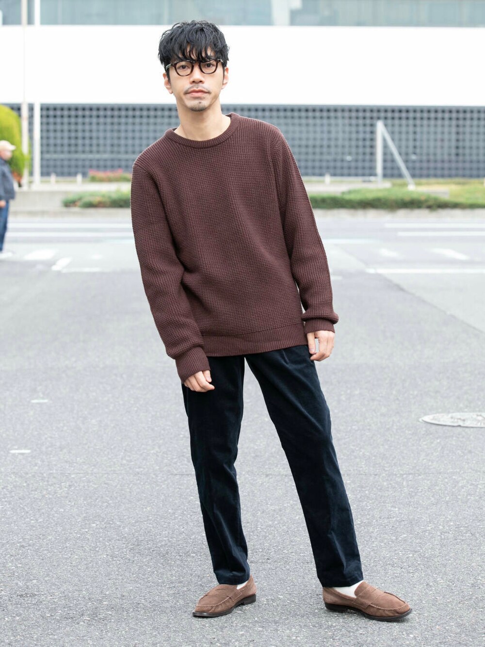 ブラウン系のニット/セーター、ブルー系のその他パンツを着用したメンズの冬コーディネートの1枚目の写真