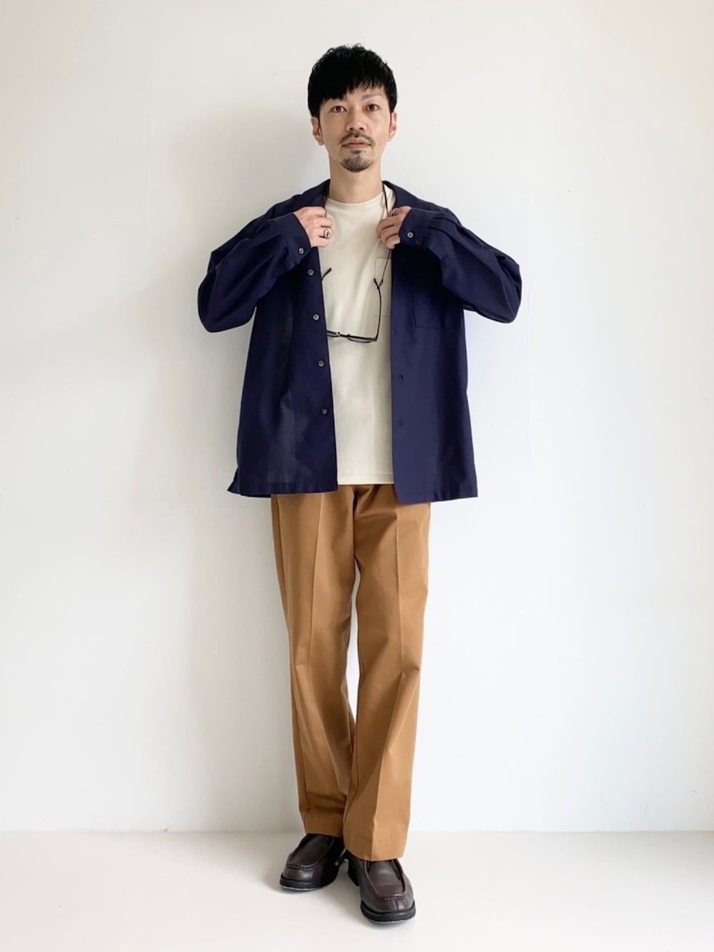 ブルー系のシャツ/ブラウス、ホワイト系のTシャツ/カットソー、オレンジ系のその他パンツを着用したメンズの夏コーディネートの1枚目の写真