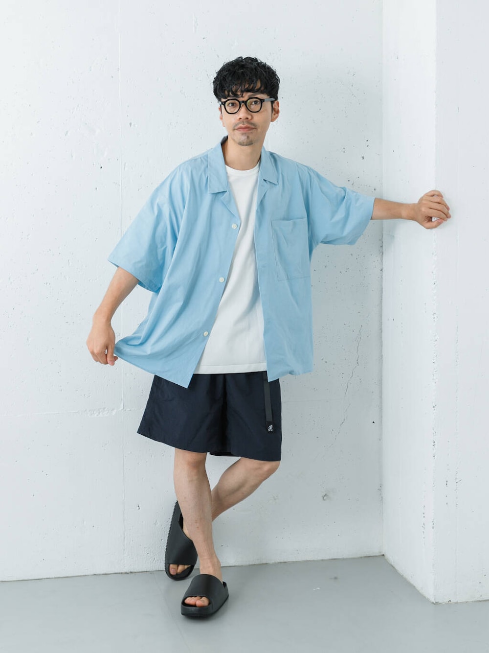 ブルー系のその他パンツ、ブラック系のサンダル、ブルー系のシャツ/ブラウスを着用したメンズの夏コーディネートの1枚目の写真