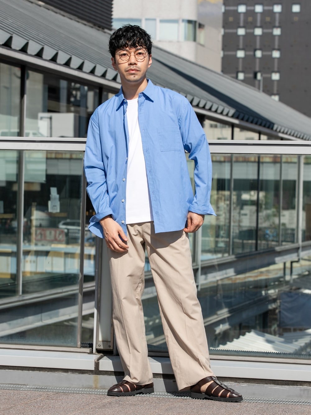 ホワイト系のTシャツ/カットソー、ベージュ系のスラックス、ブルー系のシャツ/ブラウスを着用したメンズの春コーディネートの1枚目の写真