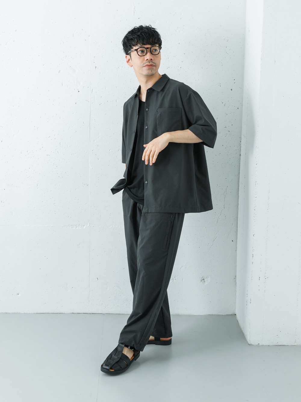 グレー系のシャツ/ブラウス、グレー系のその他パンツを着用したメンズの春コーディネートの1枚目の写真