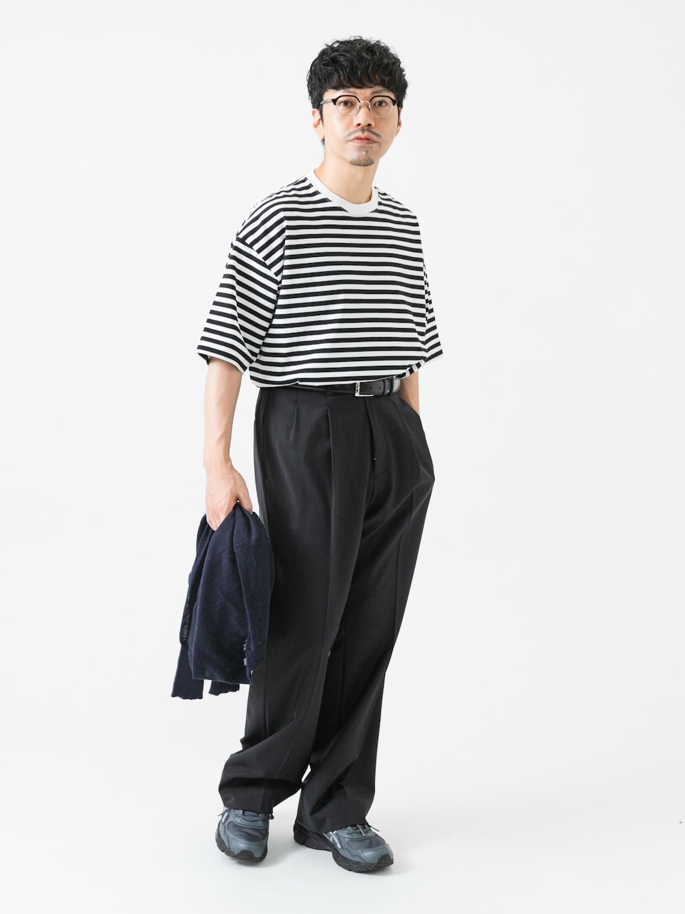 ホワイト系のTシャツ/カットソー、ブラック系のその他パンツ、ブルー系のニット/セーターを着用したメンズの夏コーディネートの1枚目の写真