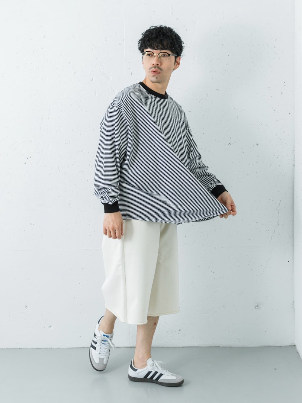 ブラック系のトップス、ホワイト系のその他パンツを着用したメンズの夏コーディネートの1枚目の写真