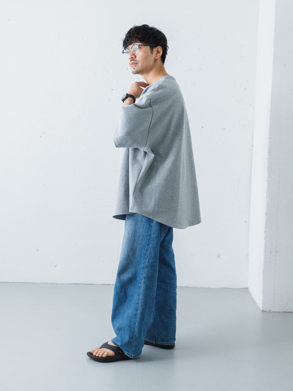 グレー系のTシャツ/カットソー、ブラック系のサンダルを着用したメンズの夏コーディネートの1枚目の写真