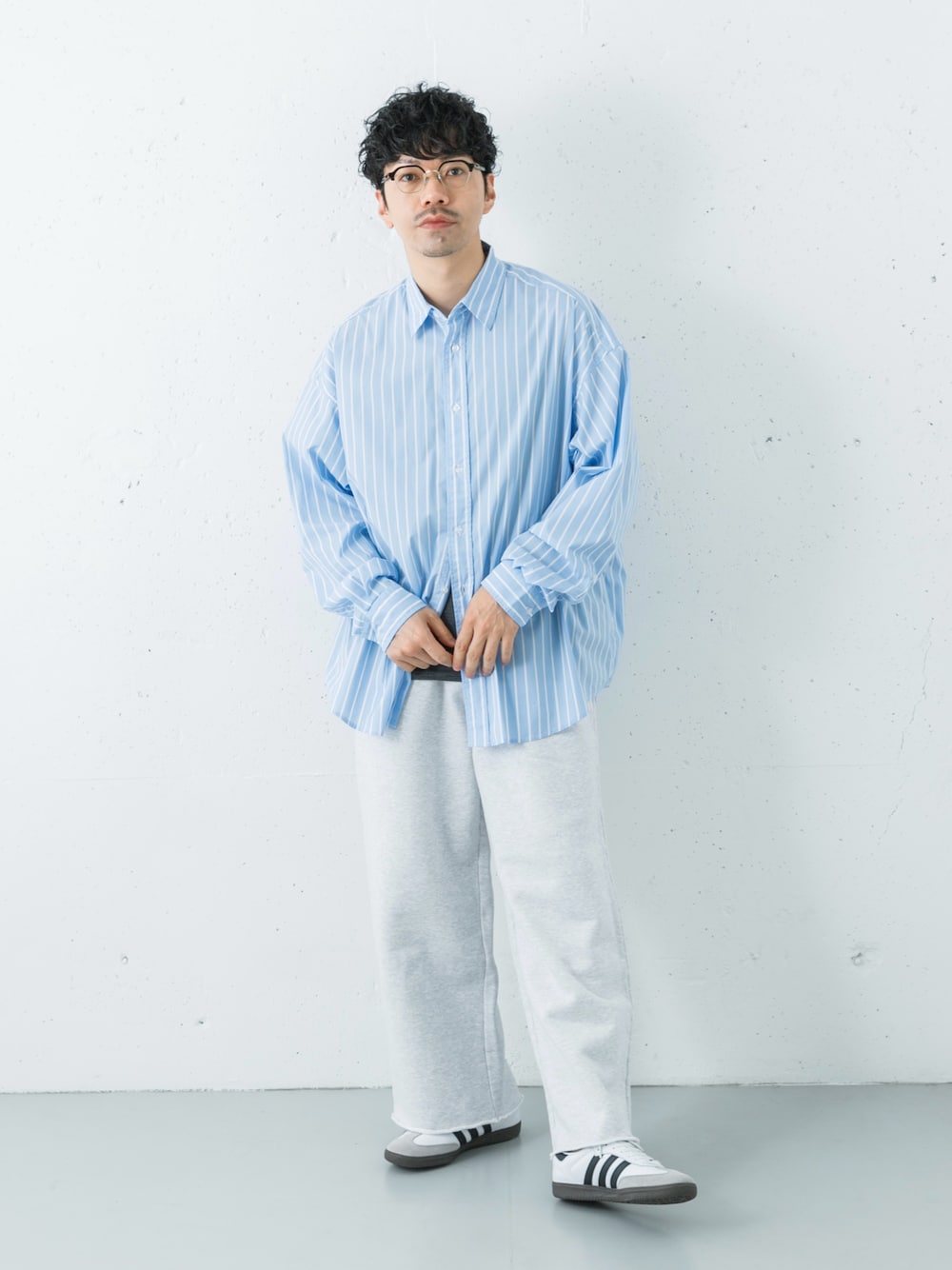 ブルー系のシャツ/ブラウス、グレー系のスウェットパンツを着用したメンズの夏コーディネートの1枚目の写真