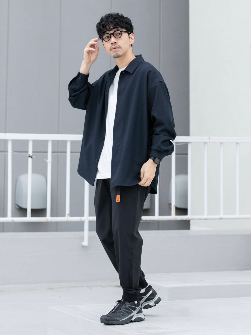 ブラック系のその他パンツ、ブルー系のシャツ/ブラウス、ブラック系のスニーカーを着用したメンズの春コーディネートの1枚目の写真