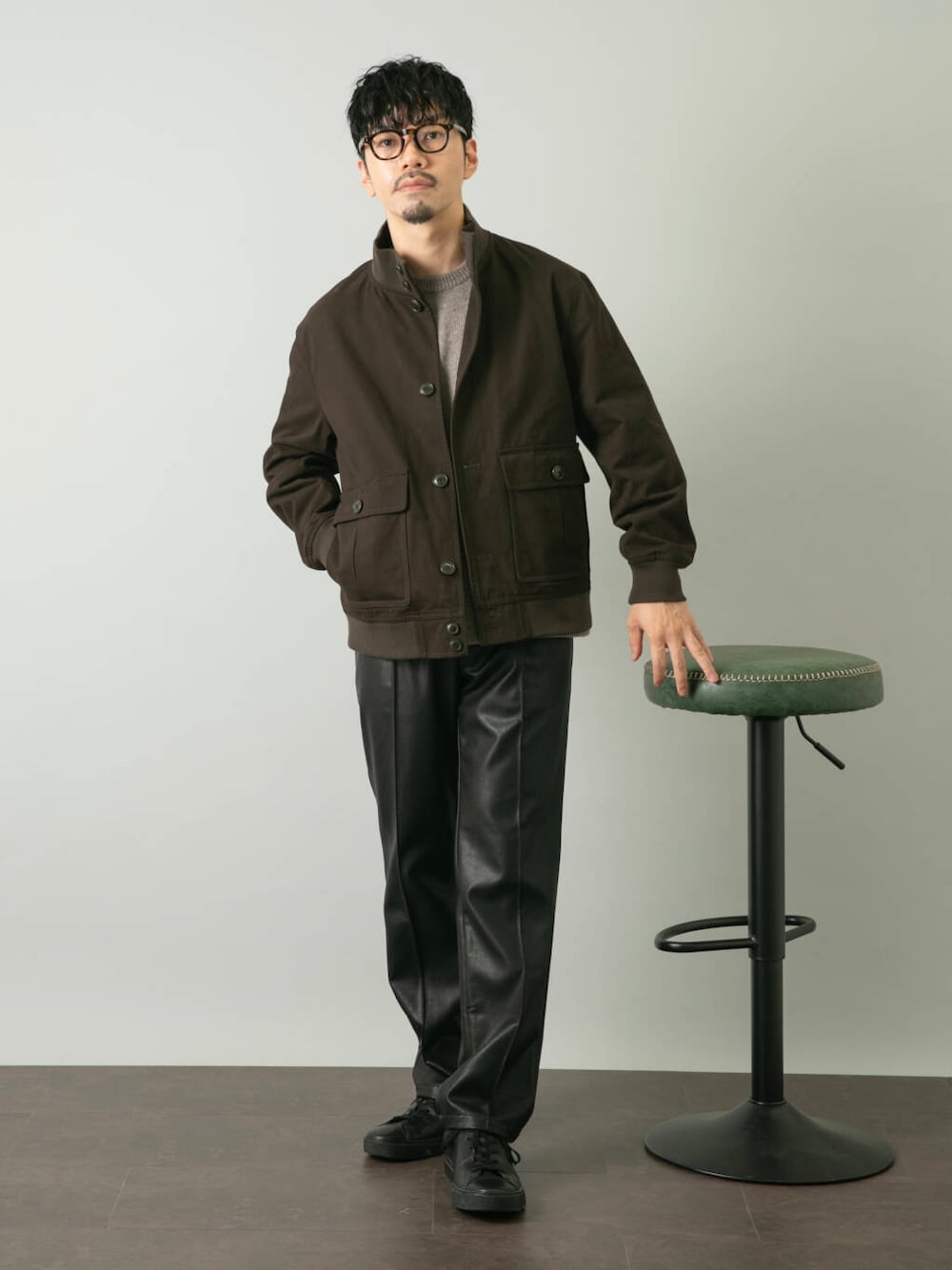 ブラック系のその他パンツ、ブラウン系のブルゾンを着用したメンズの夏コーディネートの1枚目の写真