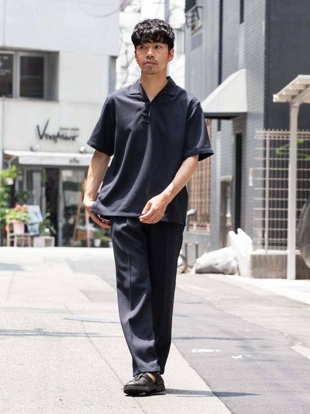 ブルー系のシャツ/ブラウス、ブルー系のその他パンツを着用したメンズの夏コーディネートの1枚目の写真