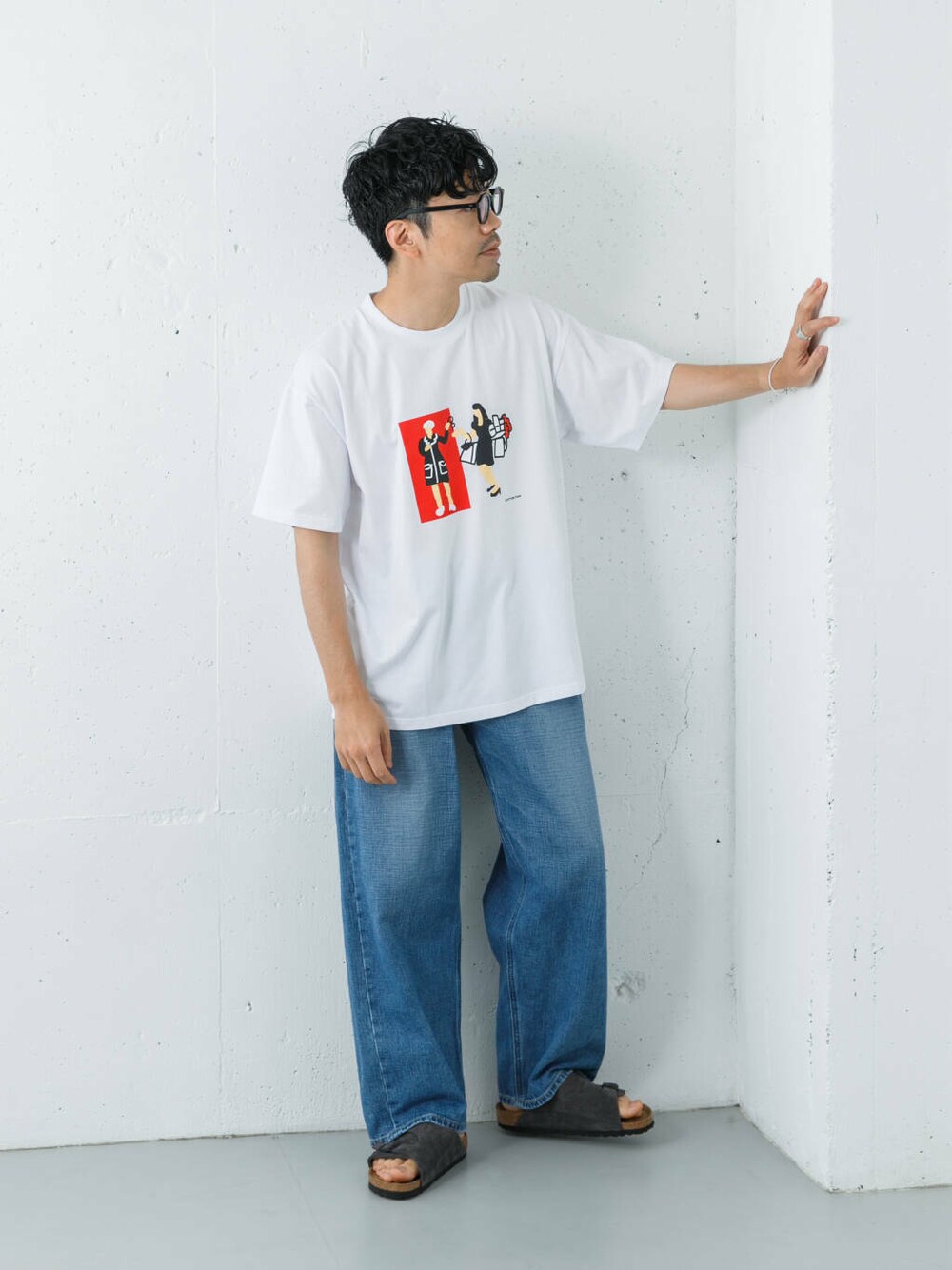 ブルー系のデニムパンツ、グレー系のサンダル、ホワイト系のTシャツ/カットソーを着用したメンズの夏コーディネートの1枚目の写真