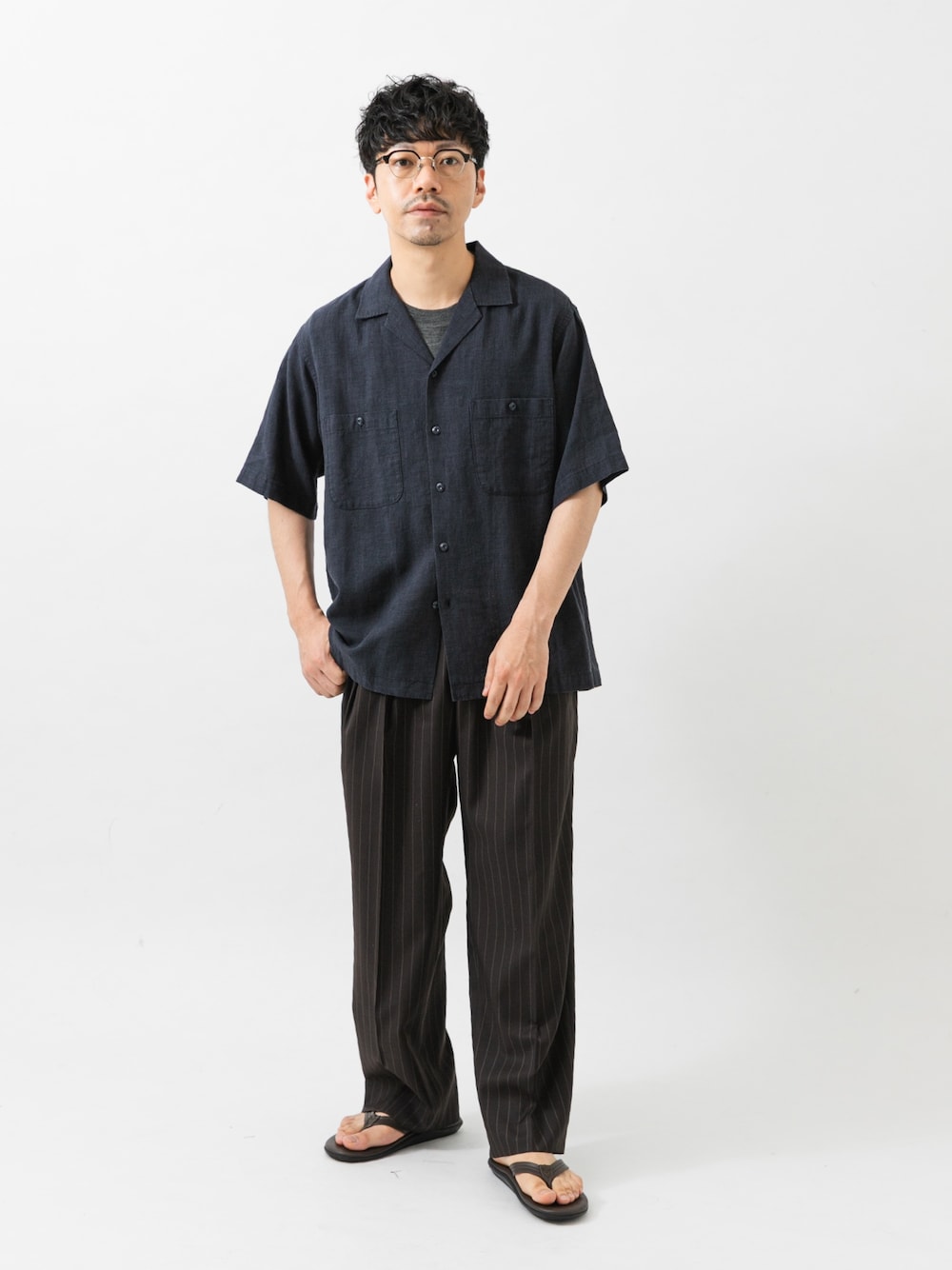 ブルー系のシャツ/ブラウス、ブラウン系のその他パンツ、ブラウン系のサンダルを着用したメンズの夏コーディネートの1枚目の写真