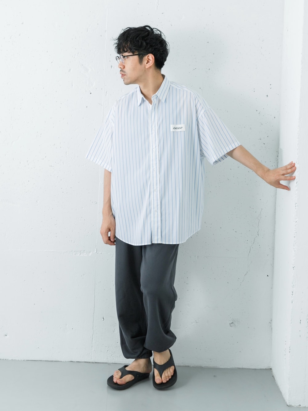 ブラック系のサンダル、グレー系のスウェットパンツ、ホワイト系のシャツ/ブラウスを着用したメンズの夏コーディネートの1枚目の写真