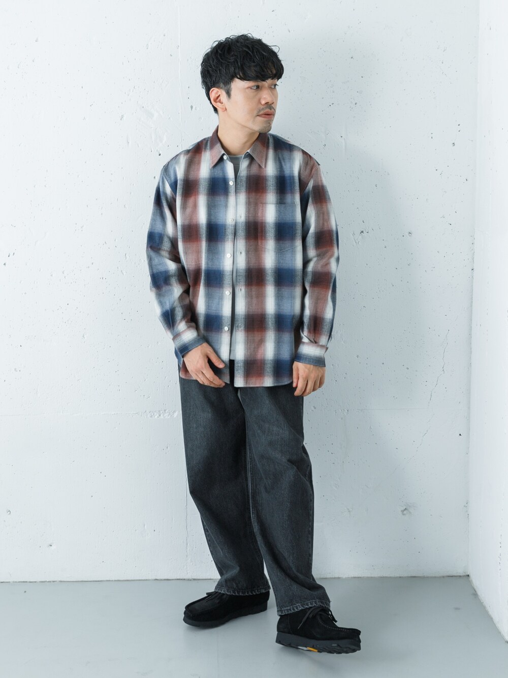 その他のシャツ/ブラウス、ブラック系のデニムパンツ、グレー系のTシャツ/カットソーを着用したメンズの秋コーディネートの1枚目の写真