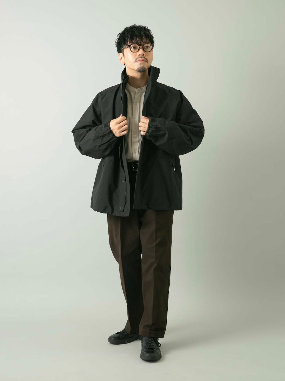 ブラウン系のその他パンツ、ブラック系のモッズコートを着用したメンズの秋コーディネートの1枚目の写真