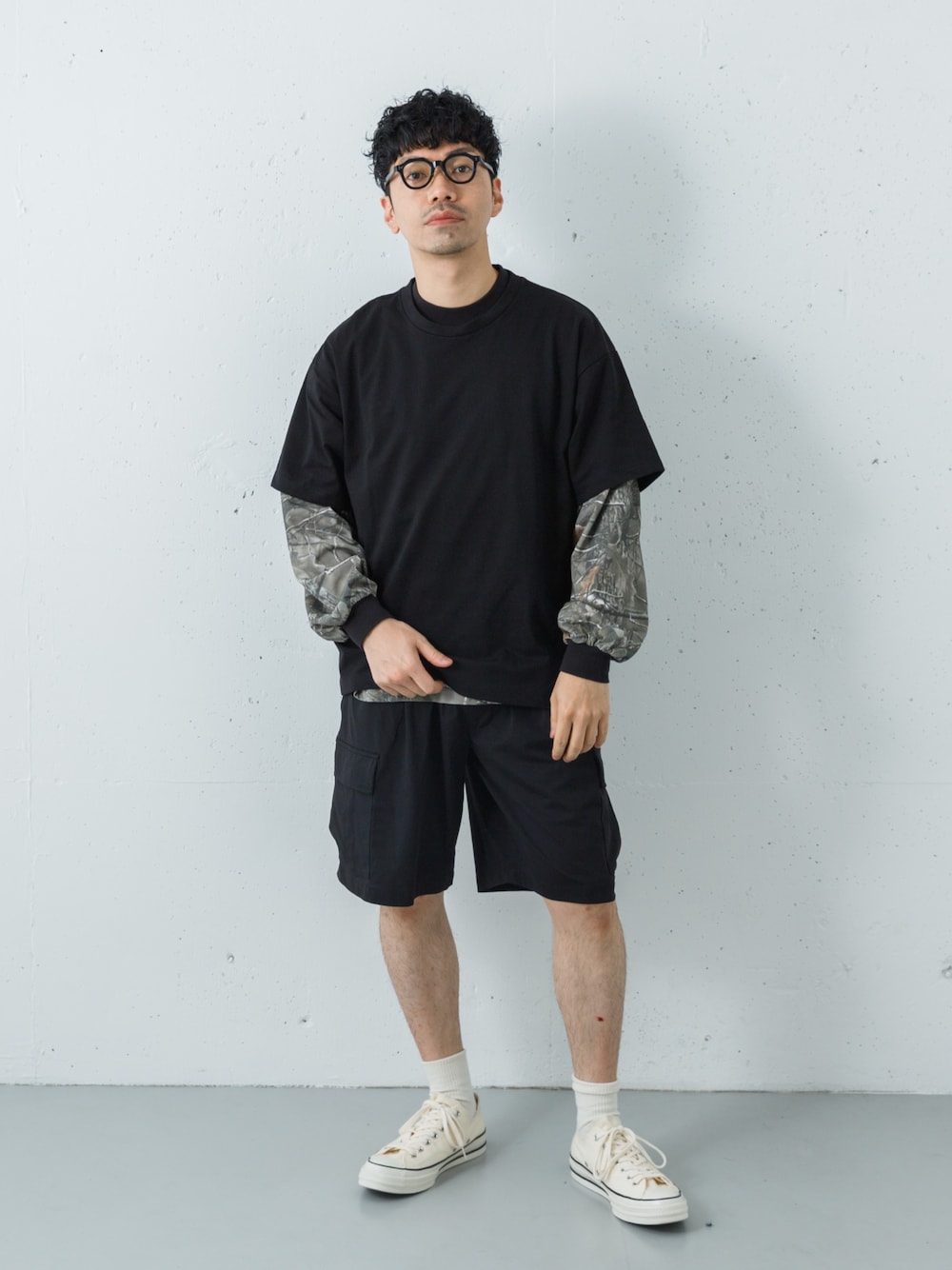 ブラック系のTシャツ/カットソー、その他のTシャツ/カットソー、ブラック系のその他パンツを着用したメンズの春コーディネートの1枚目の写真